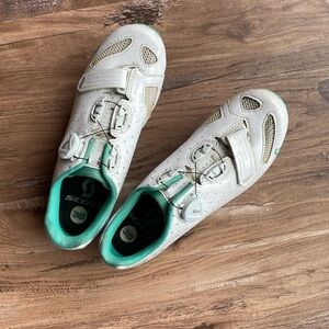 Women’s size 38 SCOTT road bike shoes